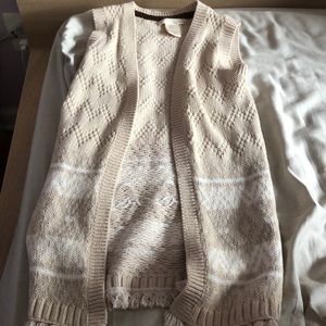 Sleeveless knitted cardigan